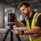 Techniker justiert 3D-Laserscanner im Bau__endoftext__